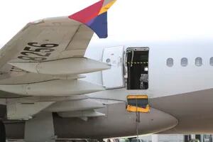 Declaró el pasajero que abrió la puerta del avión en pleno vuelo en Corea del Sur