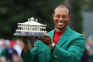 Tiger Woods sostiene el trofeo del Masters de Augusta que ganó en 2019