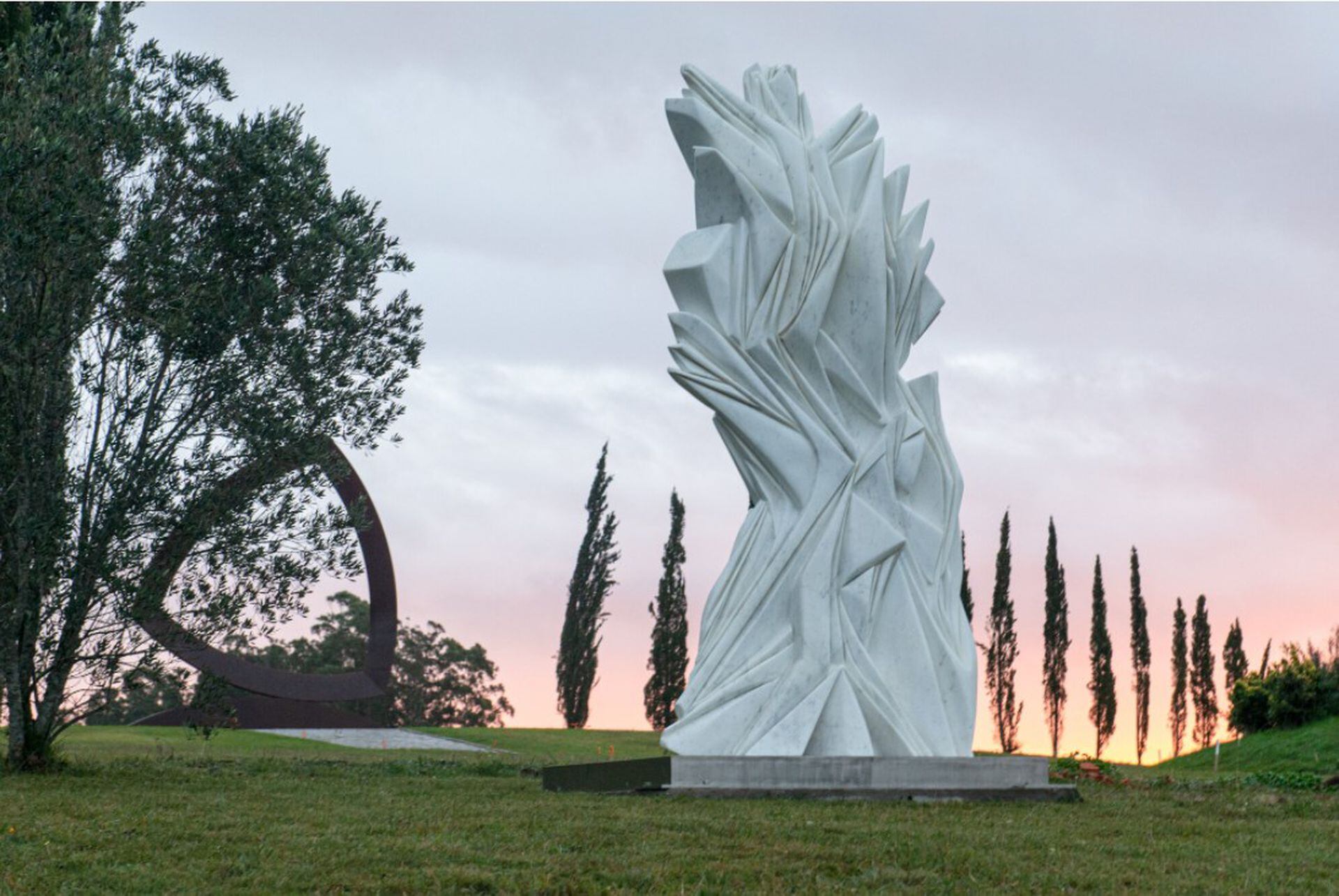 Una obra de Pablo Atchugarry en su parque de esculturas.