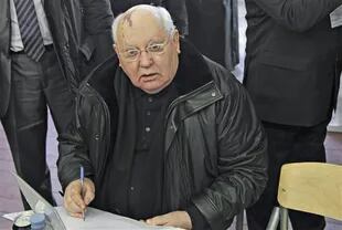 Gorbachov votó ayer y dudó de la transparencia de los comicios