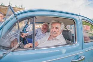 El expresidente uruguayo José Mujica junto al presidente brasileño, Luiz Inacio Lula da Silva, en su chacra en Rincón del Cerro, Montevideo, el 25 de enero de 2023