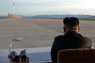 Kim Jong-un, durante un lanzamiento de misiles