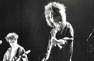 Robert Smith y el guitarrista Simon Gallup, durante el show en el estadio de Ferro