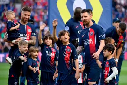 Messi y sus hijos al finalizar su última presentación con el PSG