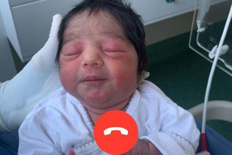 La primer videollamada que Macarena Díaz Gómez y Gabriel García pudieron hacer con su bebé