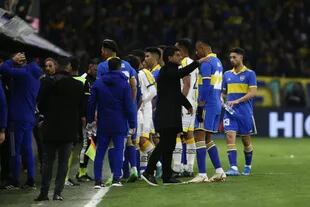 Ibarra da una indicación en medio del partido entre Boca y Rosario Central