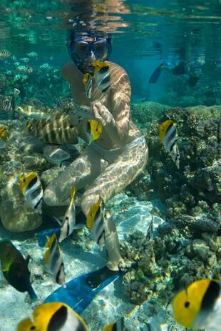 Snorkeling en las cristalinas aguas de la Polinesia Francesa.