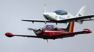 El avión deportivo ultraligero Shark UL estuvo acompañado por los Red Devils belgas antes de aterrizar