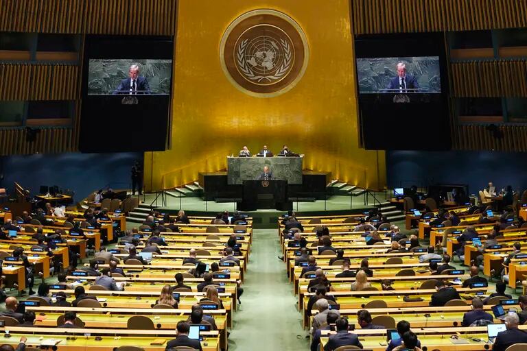 El embajador de la Unión Europea en la ONU Olof Skoog habla en una sesión de emergencia de la Asamblea General. Un "acuerdo sucio" por la vía diplomática sería el segundo posible escenario  
