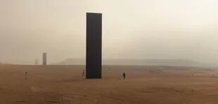 Sheikha Al-Mayassa sugirió a Serra que construyera una escultura en el desierto de Qatar. En 2014 montó la obra East-West/West-East. Se trata de cuatro placas de acero, de más de 14 metros de altura, alineadas a lo largo de un tramo de un kilómetro del desierto en la reserva natural de Brouq. 