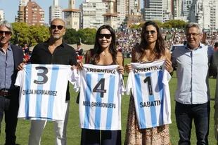 Delfín Uranga, el presidente de la AAP, y Menéndez Behety honraron a Hernández, Barrionuevo y Sabatini obsequiándoles camisetas del seleccionado argentino de polo con sus apellidos.