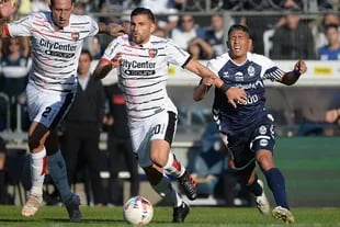 Utsikt over kampen mellom Kimnasia y Esgrima de la Plata og Newells Old Boys de Rosario for Professional League Cup
