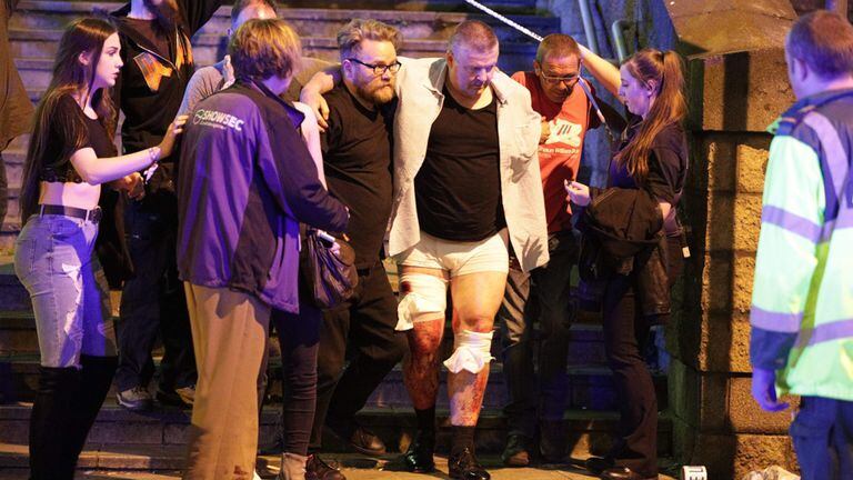 La asistencia a uno de los heridos, fuera del Manchester Arena