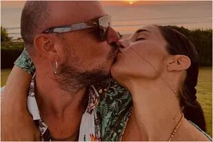 Juana Viale publicó en Instagram una llamativa fotografía dándole un beso en la boca a un hombre, que no es su novio Agustín Goldenhorn