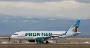 ARCHIVO - Un avión de Frontier Airlines avanza hacia la pista de despegue en el aeropuerto internacional de Denver