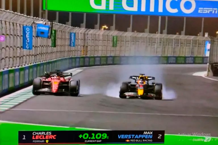 Intento de Verstappen contra Leclerc en la vuelta 43: el holandés se adelanta un poco, los dos bloquean y finalmente el monegasco se adelanta.