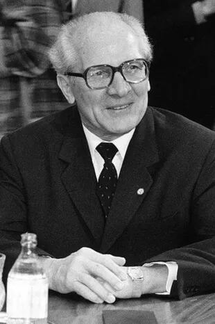 Un mes antes de la caída del Muro de Berlín, el líder comunista de Alemania oriental Erich Honecker dimitió de su cargo
