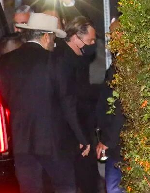 DiCaprio fue el primero en entrar a la fiesta para despitar a los paparazzi. Con barbijo y todo de negro, el actor ingresó rápidamente rodeado de guardaespaldas 