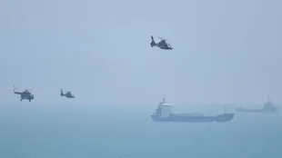 Buques y helicópteros militares de China participan en las maniobras en aguas frente a las costas de Taiwán