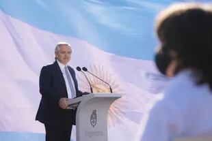El presidente Alberto Fernández, ayer, en el acto por el Día de la Bandera, en el que pronunció una nueva frase confusa