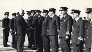 Arturo Umberto Illia, el entonces Presidente de la Nación, saluda a los tripulantes del TC-48