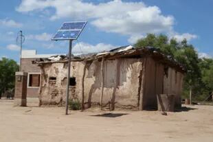 Tienen agua de pozo, luz solar y un baño instalado pero les está faltando la electrificación rural