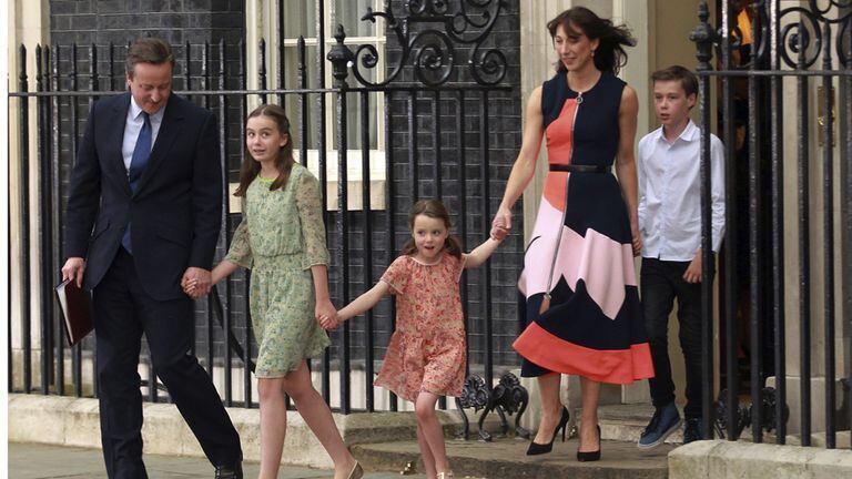 Los Cameron abandonaron la residencia oficial tras seis años