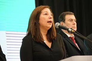 La gobernadora de Río Negro, Arabella Carreras; detrás, el santiagueño Gerardo Zamora