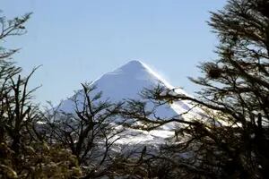 El Gobierno derogará la resolución que declaró sitio sagrado mapuche al volcán Lanín