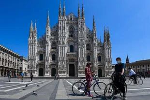 Milán. El Duomo hoy lucía menos desértico que en días anteriores, con ciclistas que lo recorrían desde afuera 