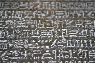 Un detalle de los jeroglíficos presentes en la piedra Rosetta, que muestra un texto escrito en jeroglíficos egipcios, en escritura demótica y en griego antiguo