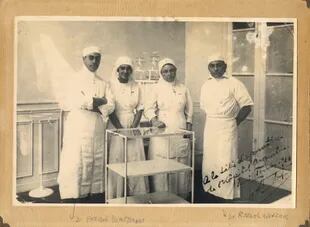 Enrique Beretervide, una enfermera no identificada, Mme Saint Marc (jefa de enfermería) y Rafael Cisneros, en la sala de operaciones. Febrero de 1918.