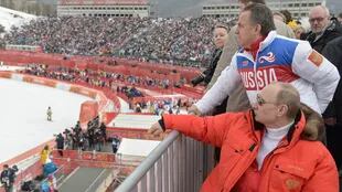 Vladimir Putin junto a Vitali Mutko, ministro de su gobierno, observan una competencia de hockey sobre hielo