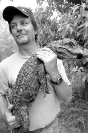 El escritor siempre soñó ayudar a su tío, el conservacionista John Thorbjarnarson, en su trabajo de preservación de hábitats de caimanes en Venezuela y Brasil