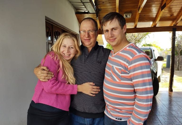 Micaela Guzowski junto a su papá, Roberto, y su hermano Guillermo