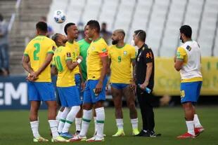 Neymar Jr. de Brasil (2L) cabecea el balón mientras el partido estaba suspendido: nunca se reanudó