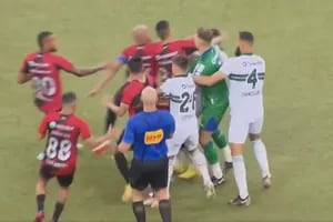 Un clásico del fútbol de Brasil terminó con un violento cruce entre futbolistas, auxiliares y hasta un hincha