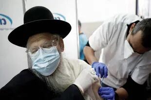 Israel logró vacunar a más de la mitad de su población
