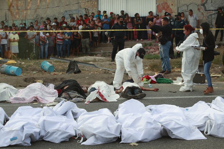 Los cuerpos en bolsas para cadáveres se colocan al costado de la carretera después de un accidente en Tuxtla Gutiérrez, estado de Chiapas, México, el 9 de diciembre de 2021. (AP Foto)