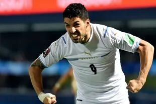 Celebra Luis Suárez el gol de Uruguay; el delantero acumula 26 festejos en eliminatorias