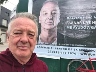 Sergio Delgado, frente a un cartel con su imagen que se utilizó para promover al centro del soldado ex combatiente en Mar del Plata. Foto: gentileza José Luis Capurro