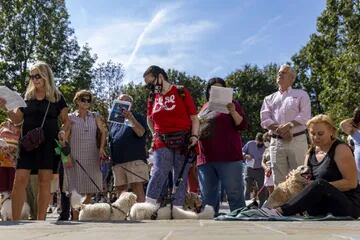 La gente llevó a sus perros, gatos y mascotas para ser bendecidos en la Catedral Nacional de Washington el 3 de octubre de 2021 en Washington, DC