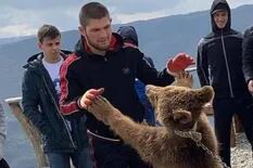 UFC: repudio al luchador ruso Khabib Nurmagomedov por golpear y patear a un oso