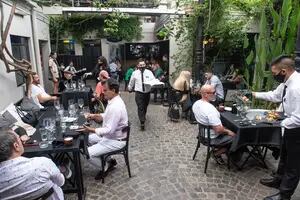 Diez bares y restaurantes con terrazas o patios para disfrutar al aire libre