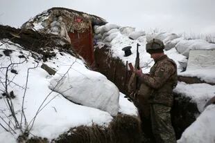Un soldado ucraniano en una trinchera en la zona de conflicto separatista en el este del país, fronterizo con Rusia 