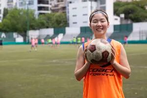Talento y admiración: quién es la primera japonesa en jugar en el fútbol argentino