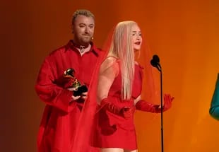 Kim Petras junto a Sam Smith; los músicos ganaron el Grammy a mejor dúo pop por su interpretación de Unholy