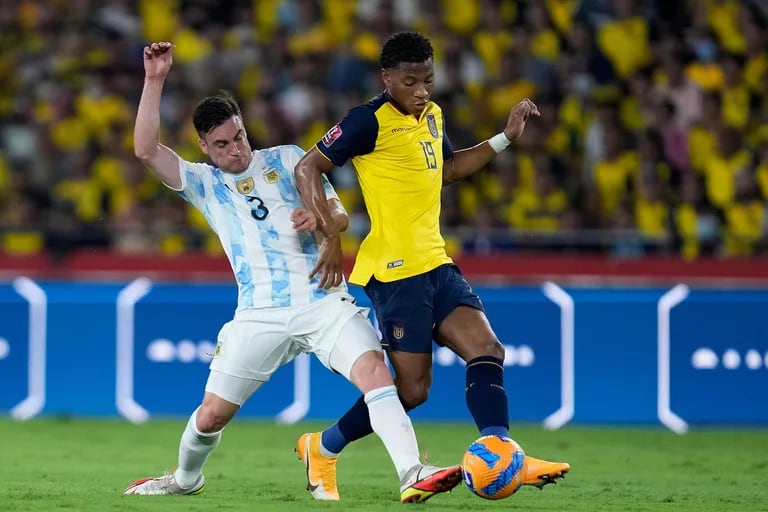 Nicolás Tagliafico lucha por la pelota con Gonzalo Plata durante el partido de eliminatorias de la Copa del Mundo Qatar 2022 que disputan Argentina y Ecuador