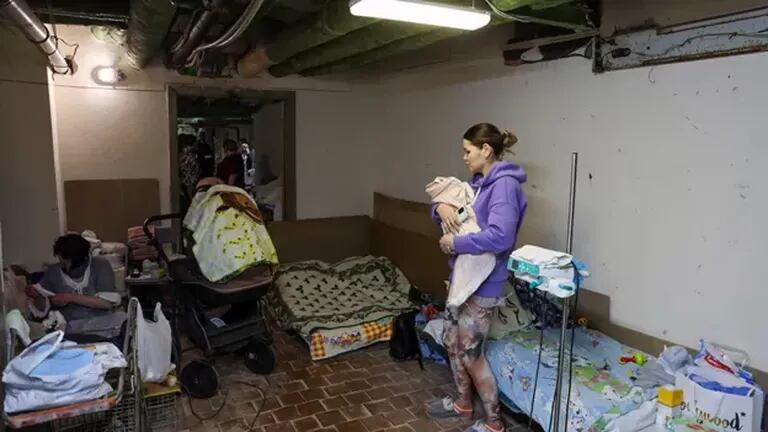 Miles de ucranianos resguardan sus vidas en refugios subterráneos frente a los ataques rusos