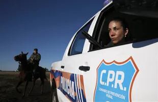 La principal Catalina Loza, en un móvil de la patrulla rural bonaerense